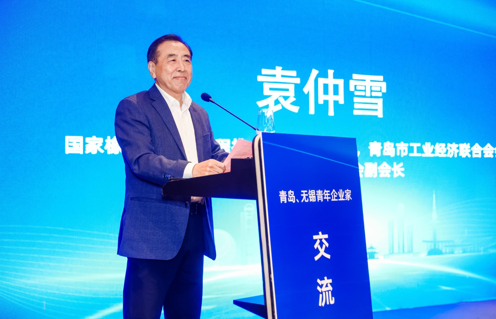 袁會(huì)長(zhǎng)祝酒.jpg